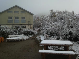 冷池山荘で、朝方2cmほどの積雪。昼までには全部消え去りました。 