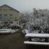 冷池山荘で、朝方2cmほどの積雪。昼までには全部消え去りました。 