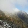 鹿島槍はまだ雪雲の中。頂上では10cm近い積雪だったかもしれません。(07：00撮影) 