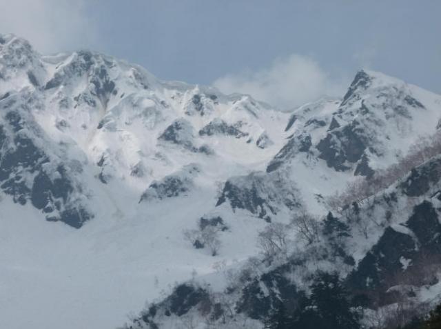 西沢から見上げる爺ヶ岳北峰の東面。最右のピークは赤岩尾根の頭。