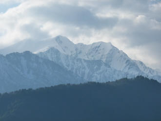 夕方近くに爺ヶ岳も見えてきました。新雪で「種まき爺さん」も、きれいに隠れました。