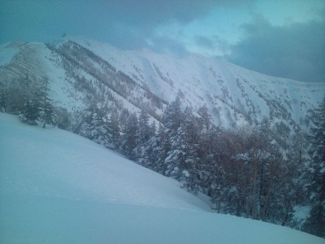 完全なる冬山です。荒天が落ち着き夕方6時頃やっと爺ヶ岳が姿を見せてくれました。