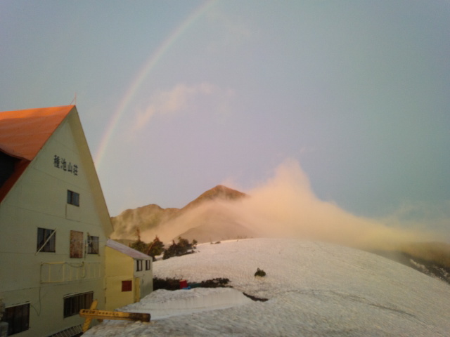 種池山荘と冷池山荘の今夏の営業開始を、大きな虹が祝ってくれました。　
