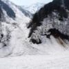 正面が西沢。大規模な雪崩の年は、撮影場所まで覆うデブリ、今年はほんの少しで、厚みもまったくなし。右側の赤岩尾根の末端へ取り付くには、通常このデブリを渡っていきます。