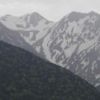 どっぷり梅雨空の針ノ木岳（左）とスバリ岳