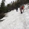 雪の急斜面をスコップでカットする作業。登山道整備の大切な仕事です。