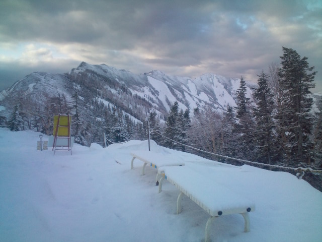 冷池山荘のベンチも新雪におおわれる。爺ヶ岳方面もほんとうに、久々の雪化粧でしょうか。