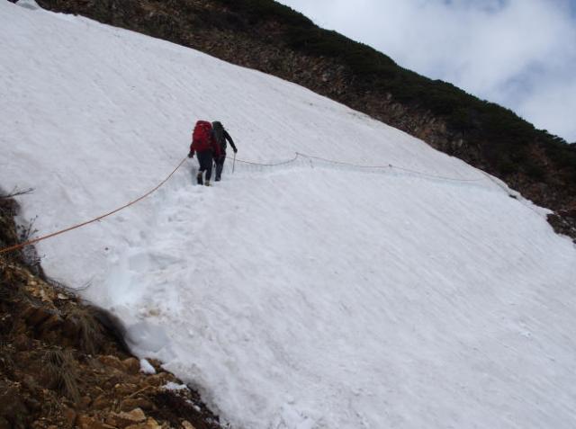 赤岩尾根の最上部のトラバース。強い風の中、雪切り作業となりロープを張りました。作業終了とともにロープは取り外してあります。