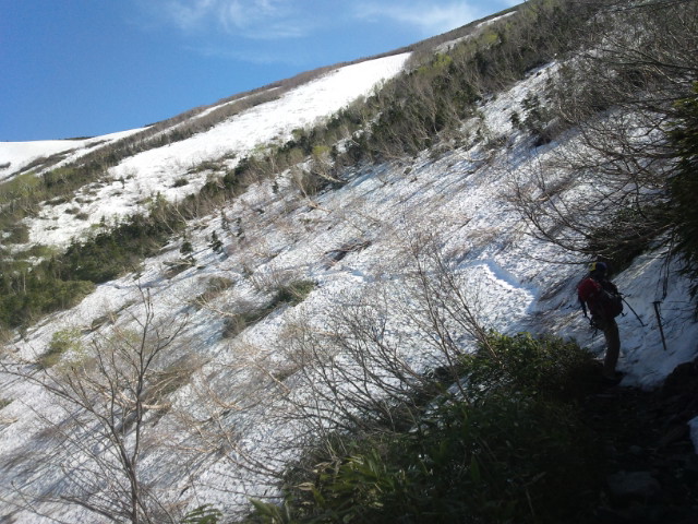 柏原新道　夏ならゆったりとした登りの「石ベンチ」付近も、２００ｍぐらいの雪渓です。