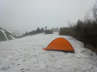 種池山荘テント場はまだまだ深い雪の下