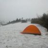 種池山荘テント場はまだまだ深い雪の下