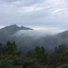 本日は珍しく信州側から黒部側に滝雲が流れ込む朝でした