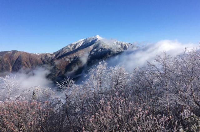 昨日は頂上をはっきり見せずじまいだった鹿島槍ヶ岳もきれいに頂を見せました。