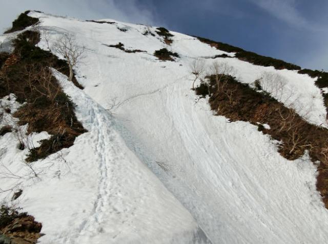 赤岩尾根最上部、国境稜線直下。滑落注意！　雪の斜面に横割れがかなりできているので、トラバース時には落雪に注意！