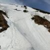 赤岩尾根最上部、国境稜線直下。滑落注意！　雪の斜面に横割れがかなりできているので、トラバース時には落雪に注意！