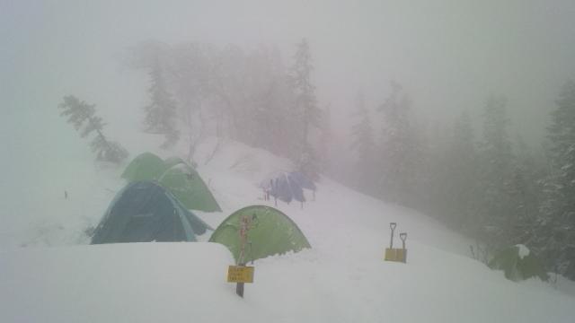 横なぐりの雪がテントをたたきつける朝です。
