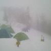 横なぐりの雪がテントをたたきつける朝です。