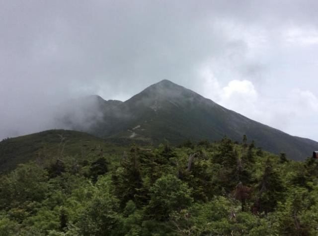 昨日一昨日と雨、今日はやっと爺ヶ岳が見えてきました。