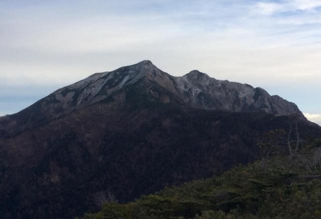 鹿島槍ヶ岳は２６００ｍぐらいから上部が薄っすら白くなりました。 鹿島槍の初雪平年値日は10月3日と見ていますのでやや遅めの観測となりました。