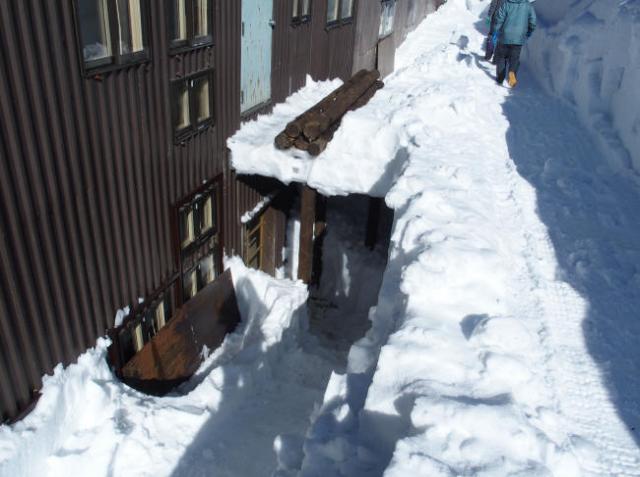 小屋の玄関は、雪の一番底にあります