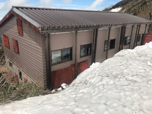 新越山荘の小屋前には例年にない大雪が残っています。