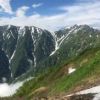 新越山荘からの蓮華岳と針ノ木岳。真ん中の太い雪渓が針ノ木大雪渓です。
