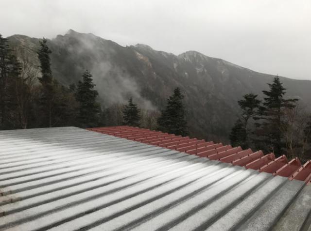 冷池山荘の屋根にも、正面の爺ヶ岳稜線にも薄っすらながら初の積雪となりました。小屋の営業は終了しています。