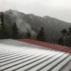 冷池山荘の屋根にも、正面の爺ヶ岳稜線にも薄っすらながら初の積雪となりました。小屋の営業は終了しています。