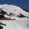 岩尾根最上部。雪崩の心配がなければ、夏道同様にトラバースして国境稜線へ。滑落には要注意