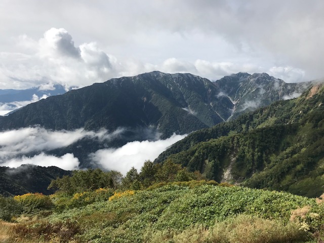蓮華岳針ノ木岳はばっちりですが、燕岳や槍穂、水晶岳、薬師岳方面は雲の中。