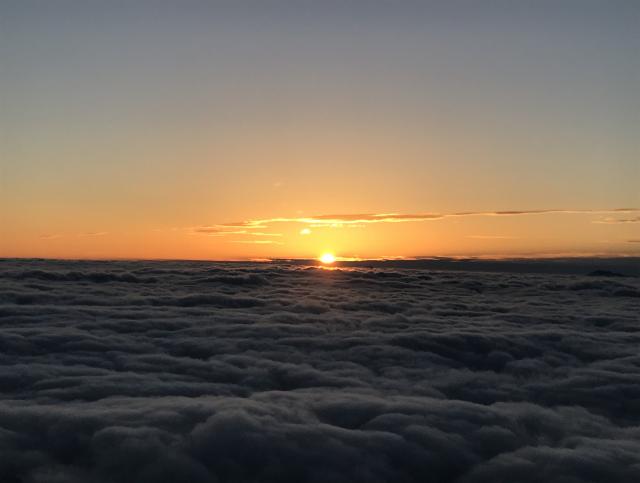 信州側にはみごとな雲の海がどこまでも続く朝。