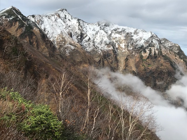 鹿島槍ヶ岳の頂上で7～8cmほどの降雪。もう南峰から先は冬山装備が必要！