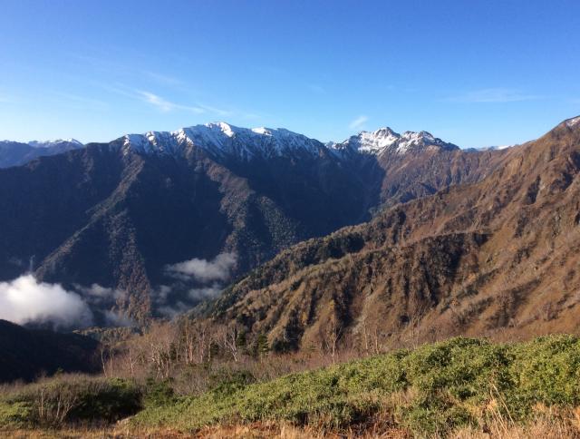 2019年営業終了。初冠雪の針ノ木岳、蓮華岳を見ながらの小屋閉め下山となりました。