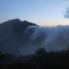 明け方から猛烈な滝雲に襲われる冷池山荘稜線。その後は種池稜線もあっという間に滝雲に飲み込まれてしまいました。