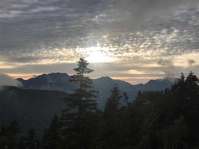夕方にはようやくガスも消え去り、剣岳や立山が見えました。
