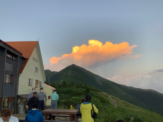 入道雲が夕日に染まり、爺ヶ岳が噴火したようになっていました