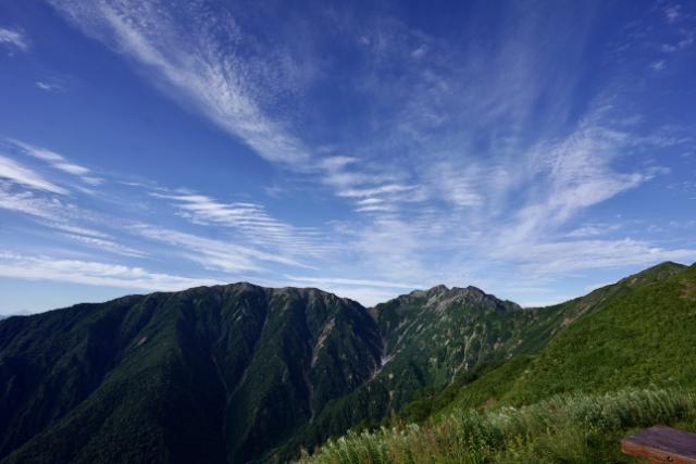 今朝の針ノ木岳。初秋を思わせる雲がおおいます。新越山荘より　