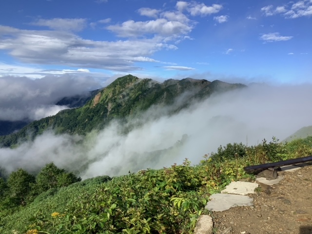 早朝のガスがどんどん切れて初秋の空と岩小屋沢岳が見えてきました。(種池山荘)