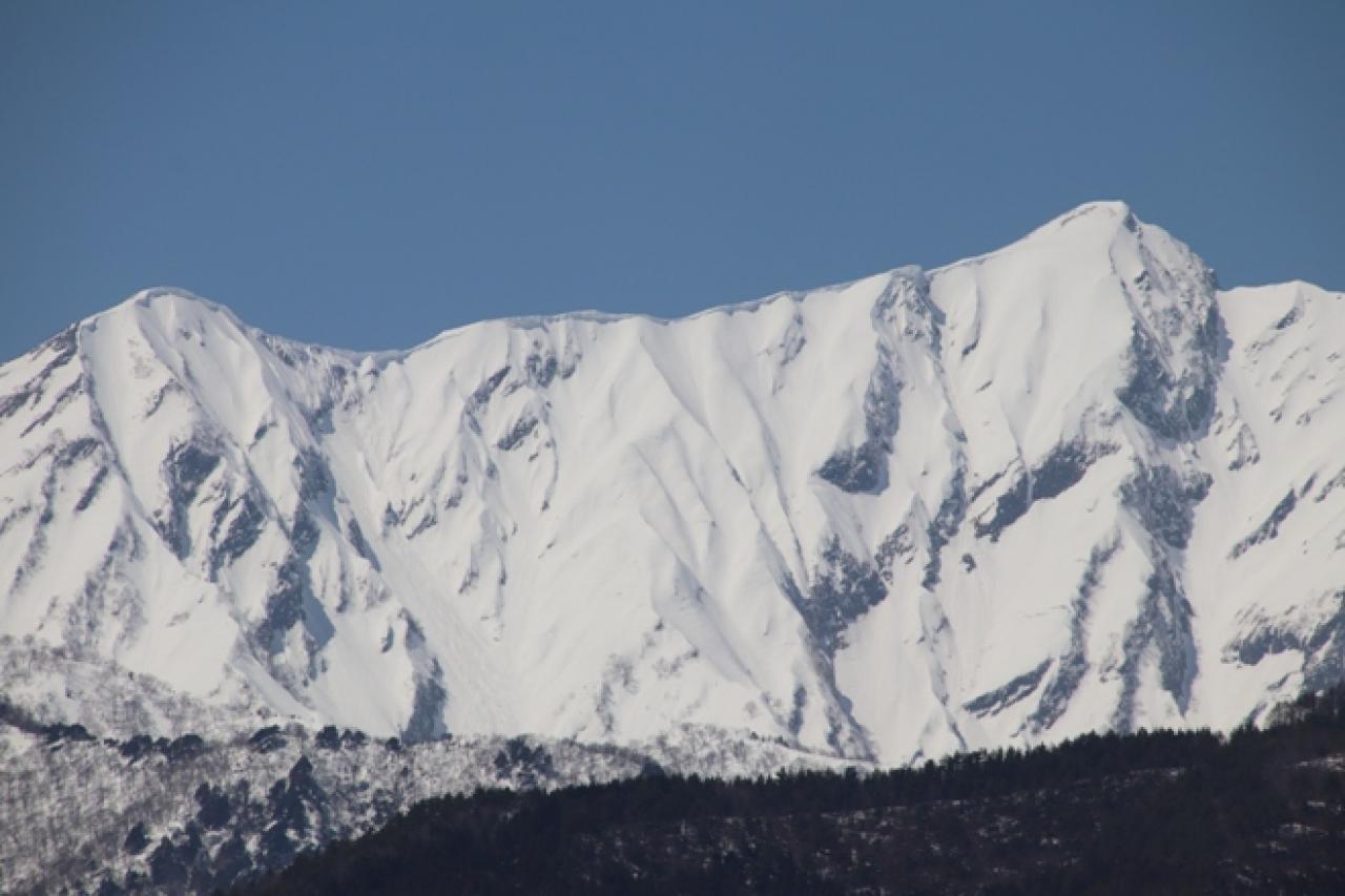 爺ヶ岳も鹿島槍ヶ岳も主稜線の雪庇の張り出しも気持ち小さい感じがします。