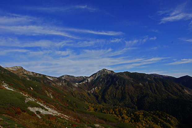 双六小屋前よりの眺め（奥の山は左から、三俣蓮華岳、祖父岳、鷲羽岳、野口五郎岳） 