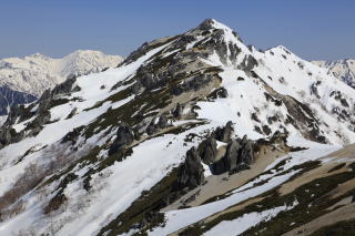 燕岳稜線上は今年は雪が多く、固くしまっています 