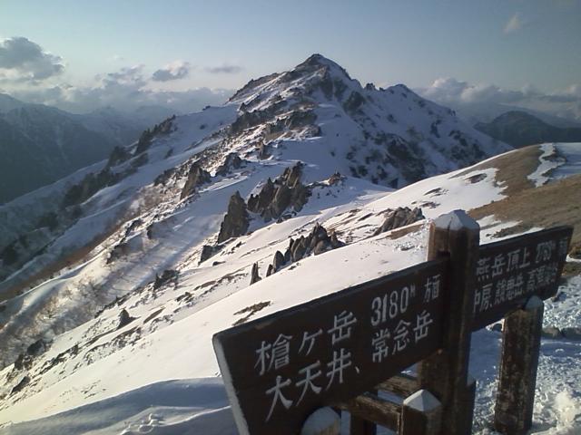 燕山荘からの燕岳。雪の残る燕岳を目指しました。晴天に恵まれ、素晴らしい景色を見ることかできました 