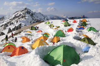 燕山荘周辺は今年はカラフルなテントが目立ちました 