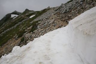 大天井岳へは大天井岳直下の切り通し分岐から冬道を通っていましたが、大天荘スタッフが除雪をして、夏道が通れるようになりました 