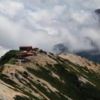 夏雲のかかる燕山荘と稜線 