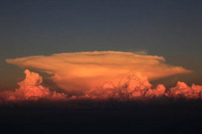 巨大なカナトコ雲が毎日浮かび上がります 