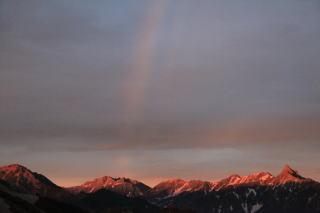 後ろを振り向くと奥穂高岳から虹が立ち上がっていました 