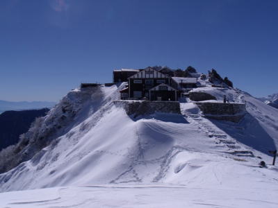 テント場から見た山荘。50cm以上の積雪があります 