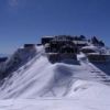 テント場から見た山荘。50cm以上の積雪があります 