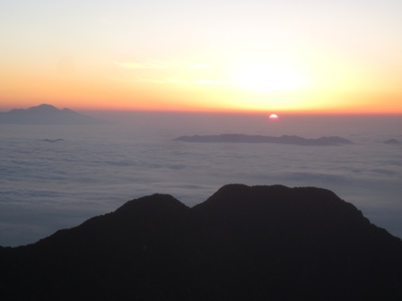 雲海からの日の出　もう朝06：00頃になってきました。 